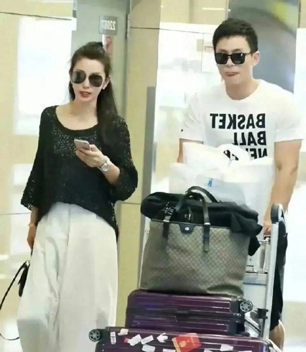 佳禾资本 51岁李冰冰与小16岁男友机场现身，男友推行李超恩爱