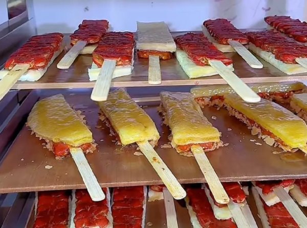 股鑫所 98元一串！奶皮子糖葫芦成上海新晋排队王！名字越长，价格越狠